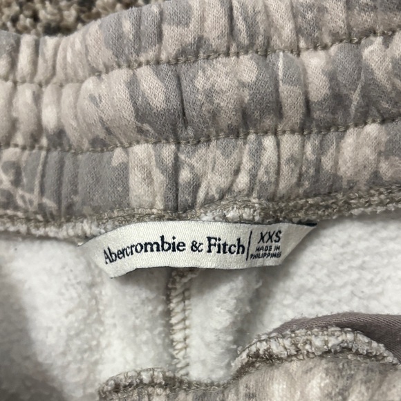 Women Abercrombie & Fitch Gray Camouflage Joggers - Picture 3 of 4
